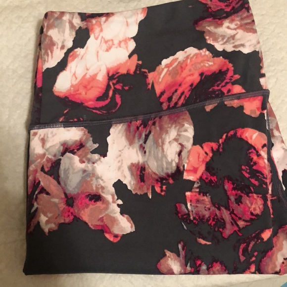 NWOT Victoria’s Secret Knockout Sports Workout Leggings. Large. Gray/Coral/White - Picture 12 of 12